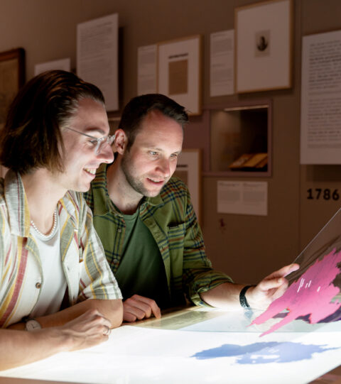 Sonderausstellung AKTE RUMPELSTILZCHEN | Foto: Nicolas Wefers 2 Männer sitzen am Leuchttisch