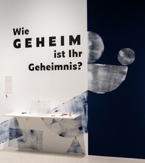 Sonderausstellung AKTE RUMPELSTILZCHEN | Geheimnis | Foto: Nicolas Wefers Wie geheim ist Ihr Geheimnis? steht als Frage auf der Wand
