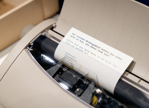 Sonderausstellung AKTE RUMPELSTILZCHEN | Schreibmaschine | Foto: Nicolas Wefers Schreibmaschine mit getippten Straftaten