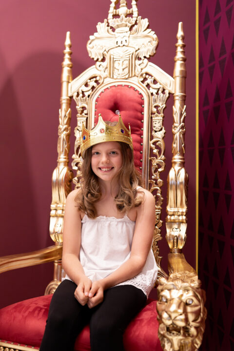 Sonderausstellung AKTE RUMPELSTILZCHEN | Thron | Foto: Nicolas Wefers Mädchen sitzt auf dem Thron in der Ausstellung