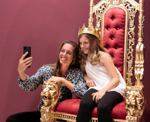 Sonderausstellung AKTE RUMPELSTILZCHEN | Foto: Nicolas Wefers Mutter und Tochter auf dem Thron