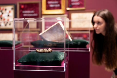 Sonderausstellung AKTE RUMPELSTILZCHEN | Foto: Nicolas Wefers Frau schaut in die Vitrinen