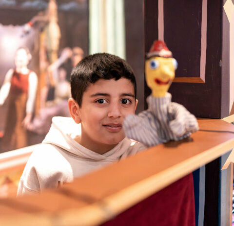 Junge mit Handpuppe Junge mit Handpuppe