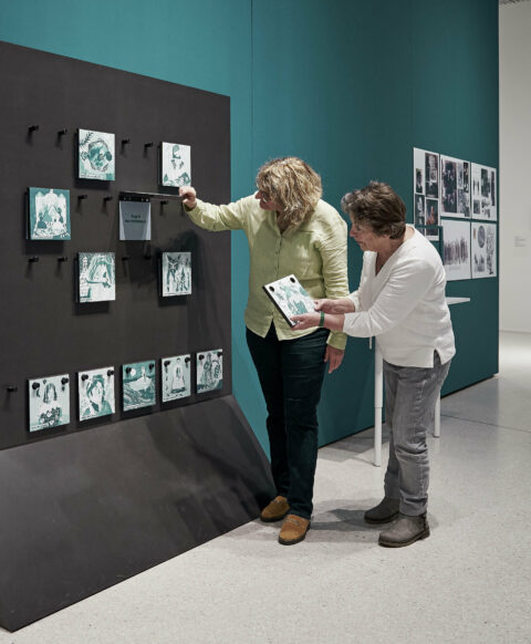 Märchen-Spiel | Foto: Nicolas Wefers 2 Frauen spielen an der Märchenwand