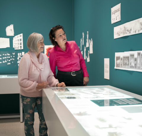 Raumansicht Austellung Licht-Bilder | Foto: Nicolas Wefers Raumansicht Austellung Licht-Bilder, 2 Frauen stehen vor Vitrine