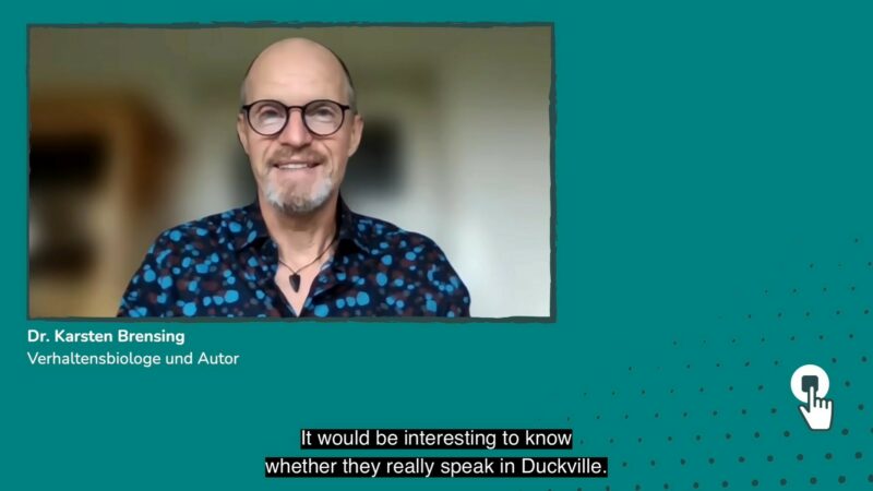 Ausstellung ICH, DAS TIER | Interviewstation mit Dr. Karsten Brensing, Verhaltensbiologe und Autor | © GRIMMWELT Kassel Bild zeigt die Interview mit Dr. Karsten Brensing, Verhaltensbiologe und Autor