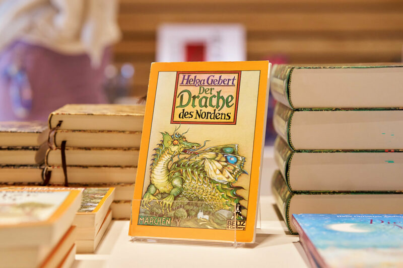 Sonderausstellung ZWISCHEN GESTALTEN. HELGA GEBERT | Buch | Foto: Nicolas Wefers Buch mit dem Titel "Der Drache des Nordens" von Helga Gebert