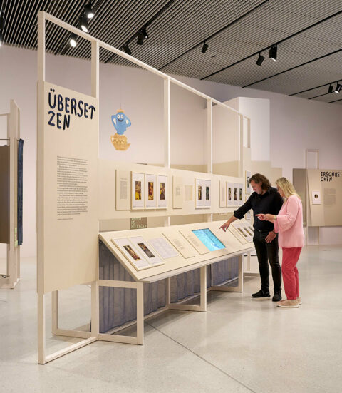 Sonderausstellung ZWISCHEN GESTALTEN. HELGA GEBERT | »Übersetzen« | Foto: Nicolas Wefers Ausstellungsansicht Bereich Namens Übersetzen