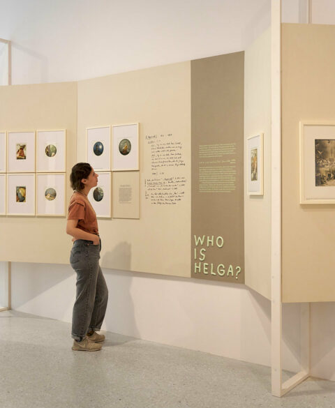 Sonderausstellung ZWISCHEN GESTALTEN. HELGA GEBERT | »Who is Helga?« | Foto: Nicolas Wefers Ausstellungsansicht: Biografischer Bereich Namens "Who is Helga"