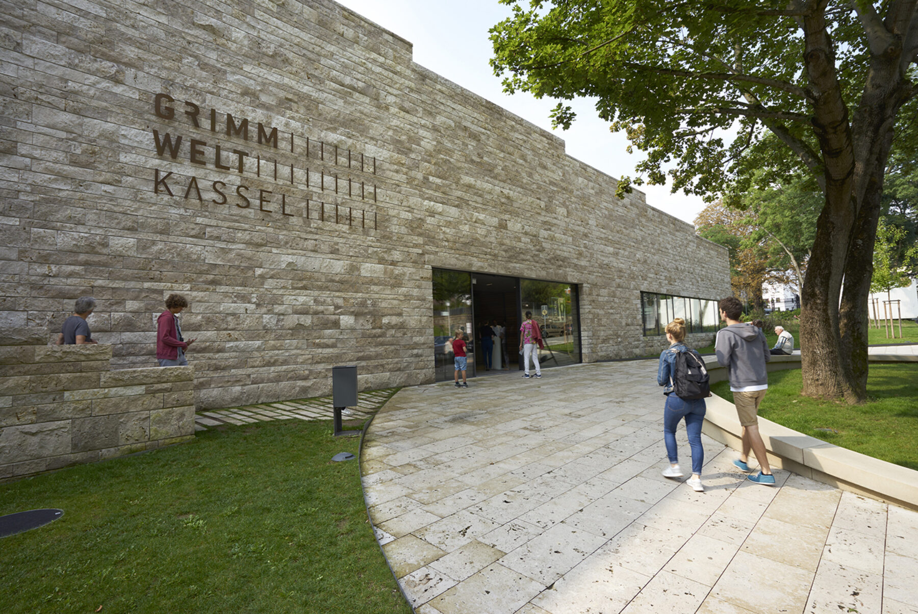 GRIMMWELT Kassel | Entrance area with visitors | Photo: Nikolaus Frank