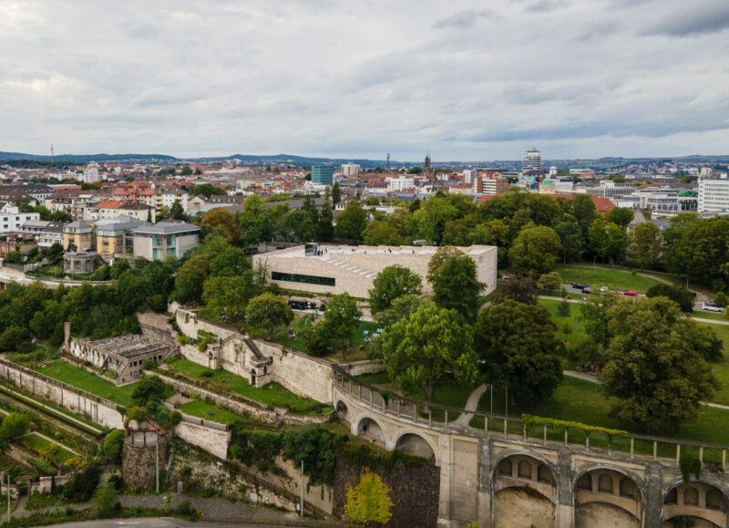 Luftaufnahme GRIMMWELT | Foto: Sascha Mannel Eine Luftaufnahme der GRIMMWELT und der Weinbergterrassen.