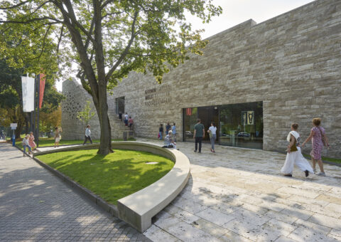 Eingang der GRIMMWELT Kassel | Foto: Nikolaus Frank Blick auf den Eingang der GRIMMWELT mit Menschen.