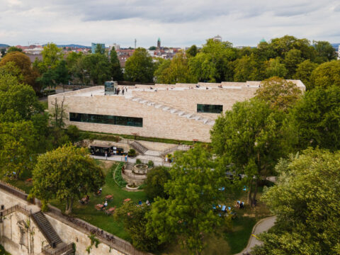 Luftaufnahme der GRIMMWELT | Foto: Sacha Mannel Eine Luftansicht der GRIMMWELT und des Weinbergsparks.