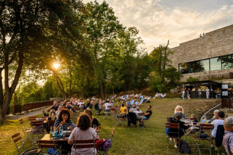 Grimms Garten © GRIMMWELT Kassel | Foto: Sascha Mannel Biergarten hinter der GRIMMWELT, im Weinberg-Park mit Abendsonne