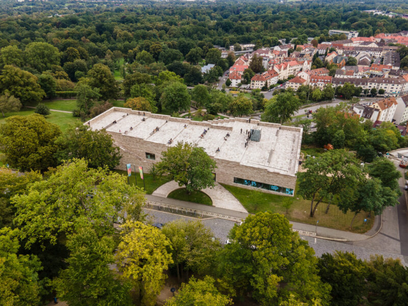 GRIMMWELT Kassel | Aerial view of the roof terrace | Photo: Sascha Mannel Aerial view of the roof terrace of GRIMMWELT in Weinbergpark with Kassel's Südstadt and Karlsaue in the background