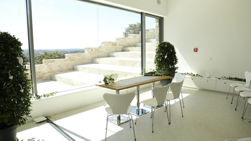Wedding ceremonies in the FREIRAUM Wedding table with view out of the panorama window in the FREIRAUM