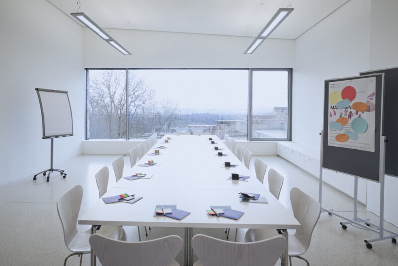 Block table in FREIRAUM | Photo: Nikolaus Frank View into the FREIRAUM with conference seating in plate form, flipchart and pin boards
