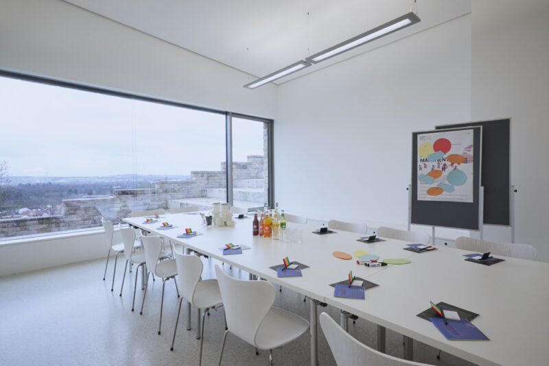 Conferences in FREIRAUM with panoramic view | Photo: Nikolaus Frank Conference table with view out of the panorama window in the FREIRAUM