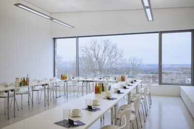 Conference seating FREIRAUM U-shape | Photo: Nikolaus Frank Decked seminar tables are set up in an U-shape in the FREIRAUM.