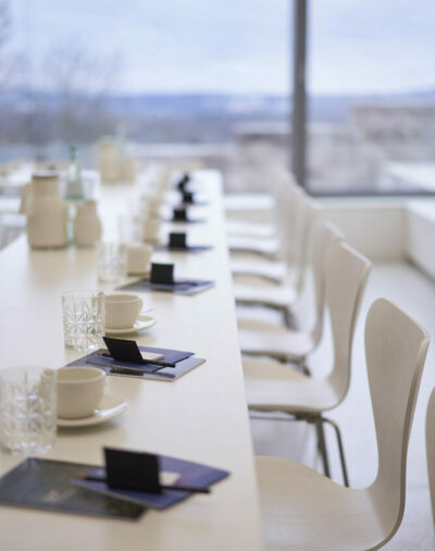 Conferences in the FREIRAUM | Foto: Nikolaus Frank View over arranged conference tables in the FREIRAUM