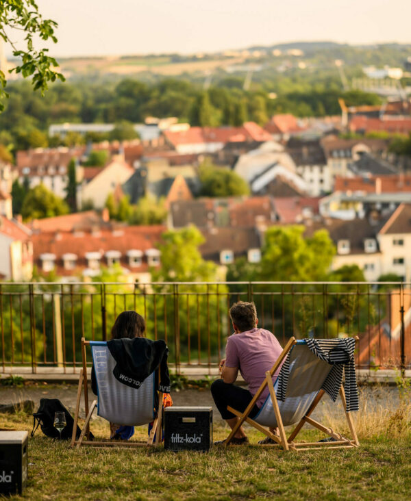 Deck chairs in Grimms Garten | Photo: Sascha Mannel