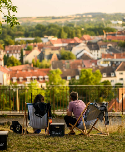 Liegestühle in Grimms Garten | Foto: Sascha Mannel Gäste in Grimms Garten sitzen in Liegestühlen und blicken auf die Kasseler Südstadt
