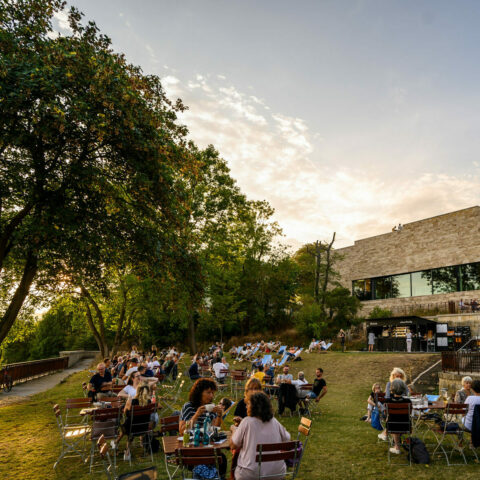 Abendstimmung in Grimms Garten | Foto: Sascha Mannel Zahlreiche Gäste sitzen an Tischen in Grimms Garten