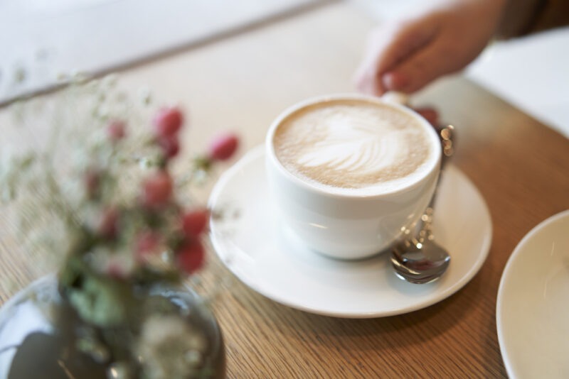 Kaffeepause im FALADA | Foto: Nikolaus Frank Eine Tasse Kaffee mit Milchschaum auf einem Cafétisch im FALADA