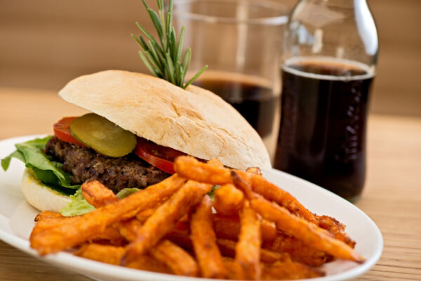 Gerichte im FALADA | Burger mit Süßkartoffel-Pommes-Frites