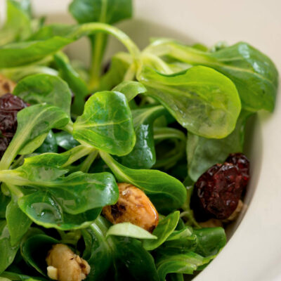 Gerichte im FALADA | Salatteller Grüner Blattsalat auf einem Teller