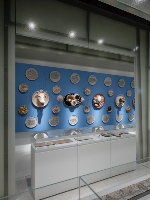 Banquet Table Tales, Antoni Miralda, 2015 | Foto: Nicolas Wefers Kunstwerk aus vielen Tellern in der GRIMMWELT