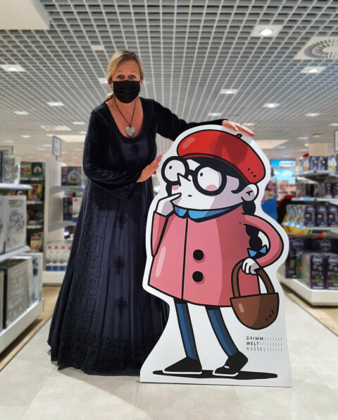 Grimms Märchenstunde in der GALERIA Die Märchenerzählerin Andrea C. Ortolano dargestellt mit einer Illustration von Rotkäppchen