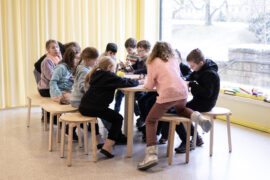 14 | Sonderausstellung unMÖGLICH | Die Magie der Wünsche | Foto: Sascha Mannel Kinder basteln im Atelier vor der Sonderausstellung