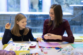 16 | Sonderausstellung unMÖGLICH | Die Magie der Wünsche | Foto: Sascha Mannel Mutter und Tochter basteln im GRIMM Atelier