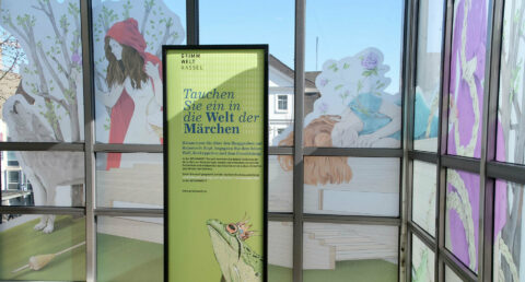 GRIMMWELT zu Gast in der GALERIA | Ausschnitt Illustrationen am Fenster | Foto: Kurt U. Heldmann Auschnitt der Illustrationen an den Fensterscheiben von GALERIA Kassel.