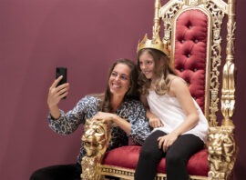 04 Thron AKTE RUMPELSTILZCHEN © GRIMMWELT Kassel | Foto: Nicolas Wefers 04 Thron AKTE RUMPELSTILZCHEN © GRIMMWELT Kassel | Foto: Nicolas Wefers