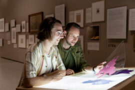 09 Kartentisch AKTE RUMPELSTILZCHEN © GRIMMWELT Kassel | Foto: Nicolas Wefers 09 Kartentisch AKTE RUMPELSTILZCHEN © GRIMMWELT Kassel | Foto: Nicolas Wefers