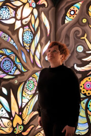 06 | Nachtfalter | IMAGINARIUM | (c) GRIMMWELT Kassel, Foto Nicolas Wefers Besucherin im Ausstellunsgbereich "Nachtfalter".