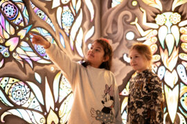 07 | Nachtfalter | IMAGINARIUM | (c) GRIMMWELT Kassel, Foto Nicolas Wefers Zwei Mädchen im zauberhaft beleuchteten Nachtfalterraum.