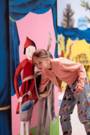 09 | Drachenhöhle | IMAGINARIUM | (c) GRIMMWELT Kassel, Foto Nicolas Wefers Mädchen greift dem Wolf in den Rachen.