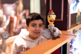11 | Handpuppentheater | IMAGINARIUM | (c) GRIMMWELT Kassel, Foto Nicolas Wefers Ein Junge spielt mit einer Handpuppe
