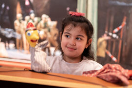 12 | Handpuppentheater | IMAGINARIUM (c) GRIMMWELT Kassel, Foto Nicolas Wefers Ein Mädchen spielt mit Handpuppen