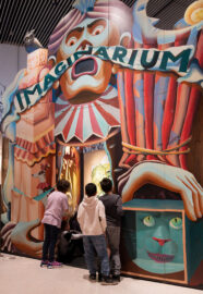 02 | IMAGINARIUM | (c) GRIMMWELT Kassel, Foto Nicolas Wefers Kinder vor dem IMAGINARIUM