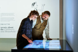 GRIMMWELT | 20 Jahre UNESCO Welterbe 2025 | »Weitererzählen« Neuer Ausstellungsbereich »Weitererzählen« mit dem interaktiven Medientisch in der Dauerausstellung der GRIMMWELT Kassel zum UNESCO »Memory of the World« (Weltdokumentenerbe) der Handexemplare der »Kinder- und Hausmärchen« der Brüder Grimm