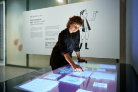 GRIMMWELT 20 Jahre UNESCO Welterbe 2025 | »Weitererzählen« Neuer Ausstellungsbereich »Weitererzählen« mit dem interaktiven Medientisch in der Dauerausstellung der GRIMMWELT Kassel zum UNESCO »Memory of the World« (Weltdokumentenerbe) der Handexemplare der »Kinder- und Hausmärchen« der Brüder Grimm