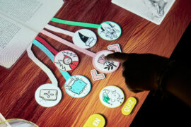 GRIMMWELT | 20 Jahre UNESCO Welterbe 2025 | Medientisch Interaktiver Medientisch im neuen Ausstellungsbereich »Weitererzählen« in der Dauerausstellung der GRIMMWELT Kassel zum UNESCO »Memory of the World« (Weltdokumentenerbe) der Handexemplare der »Kinder- und Hausmärchen« der Brüder Grimm