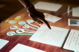 GRIMMWELT | 20 Jahre UNESCO Welterbe 2025 | Medientisch Interaktiver Medientisch im neuen Ausstellungsbereich »Weitererzählen« in der Dauerausstellung der GRIMMWELT Kassel zum UNESCO »Memory of the World« (Weltdokumentenerbe) der Handexemplare der »Kinder- und Hausmärchen« der Brüder Grimm