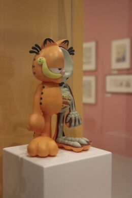 08 | X Ray Garfield Figur, 2020 |  © 2025 PAWS Inc.