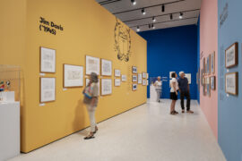 11 | Ausstellung ICH, DAS TIER | Jim Davis | © GRIMMWELT Kassel, Foto Nicolas Wefers Blick in die Ausstellung auf die Wand mit Comis Strips von Garfield-Schöpfer Jim Davis