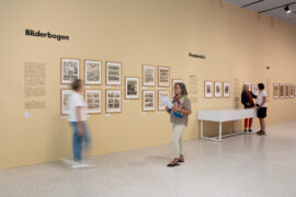 14 | Ausstellung ICH, DAS TIER | Bilderbogen | © GRIMMWELT Kassel, Foto Nicolas Wefers Blick in die Ausstellung in den Bereich Bilderbogen